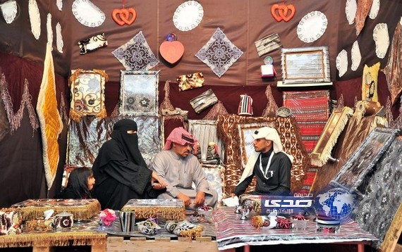 مواطن سعودي يدعم زوجته في تسويق إبداعاتها بمهرجان الزيتون بالجوف