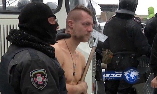 الشرطة تعرّي محتجاً اوكرانياً وتلتقط له «صوراً للتاريخ»!