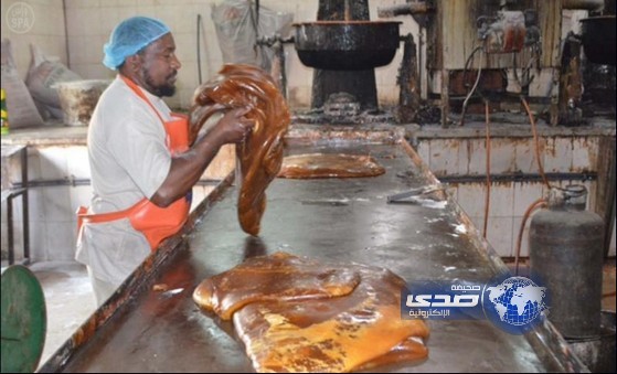 التجارة تغلق مصنع يستخدم مواد أولية فاسدة لإنتاج الحلوى في جدة