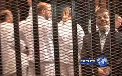 قفص زجاجي لمرسي أثناء نظر قضية السجون