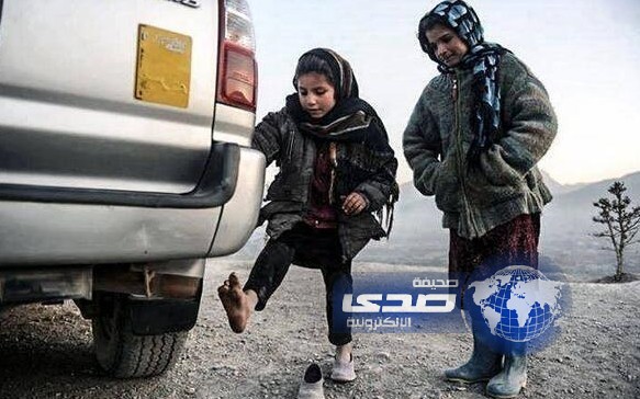 صورة لطفلة سورية تحاول تدفئة قدمها ، تثير تعاطف المغردين حول العالم