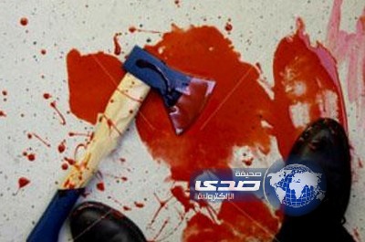 شاب يهوي على والدته بفأس على مستوى الرأس