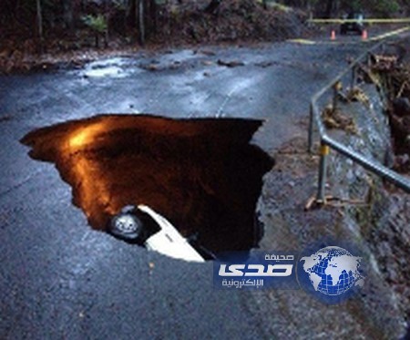 فجوة أرضية تبتلع أمريكية بسيارتها – صورة