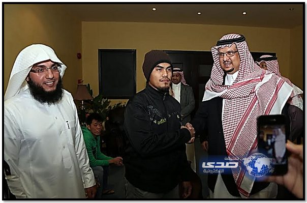 الامير فيصل بن تركي ونجوم النصر يلقنون اربعة فلبينيين الشهادة لدخلوهم الاسلام