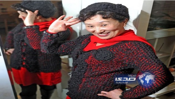 صينية تحيك سترة وقبعة من خصلات شعرها