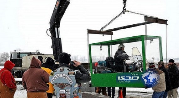 أمريكي يدفن مع دراجته في نعش شفاف