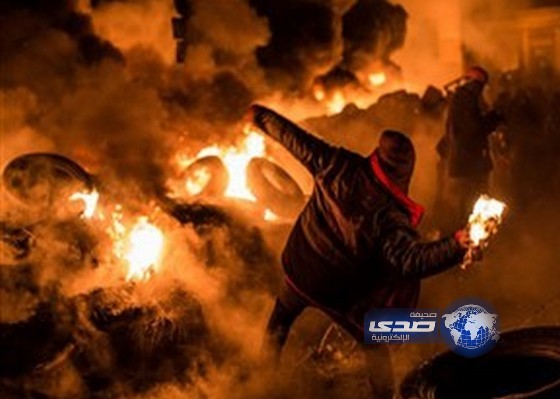 مُتظاهر أوكراني يخطب رفيقته في ساحة الاعتصام