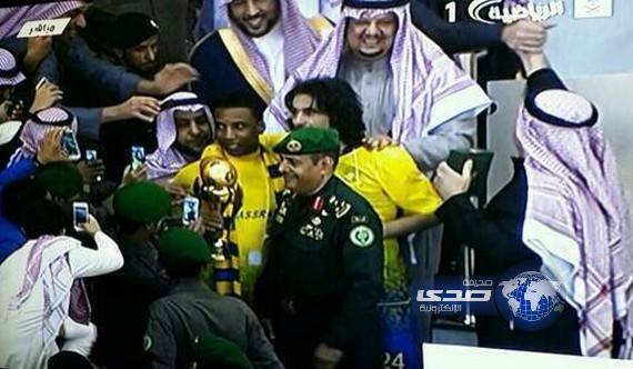 ضابط كبير معرض للعقاب بعد أن طلب صورة مع البطولة النصراوية