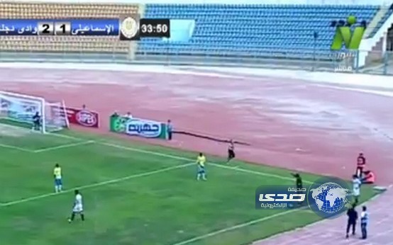 بالفيديو ..معلق رياضي مصري يترك التعليق ويعنف شخصًا لتحدثه بجواره