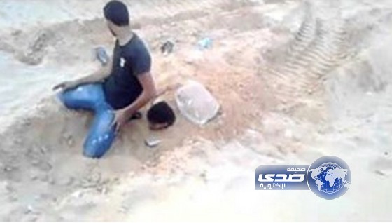 بالفيديو.. دفن شاب ليبي حيا في الرمال