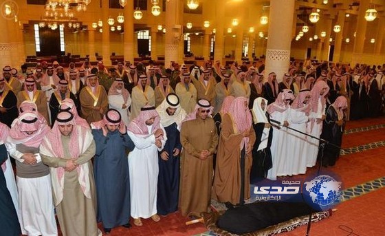 أمير منطقة الرياض ونائبه يؤديان صلاة الميت على الأميرة منيرة بنت عبدالعزيز بن جلوي