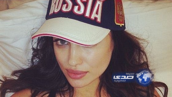 صديقة رونالدو تدعم “سوتشي” بصدرها العاري