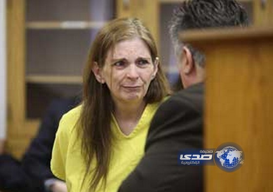 أم تمزق جثة ابنها وتلقيها قطعا على الطرق!