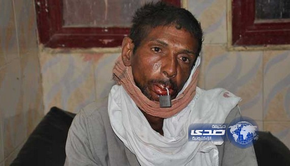 عامل يحتج بإغلاق فمه بقفل حديدي جنوب مصر