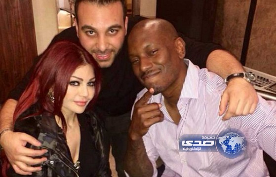 هيفاء وهبي تنشر صوراً لها وهي تحضن وتقبل ممثل أمريكي شهير