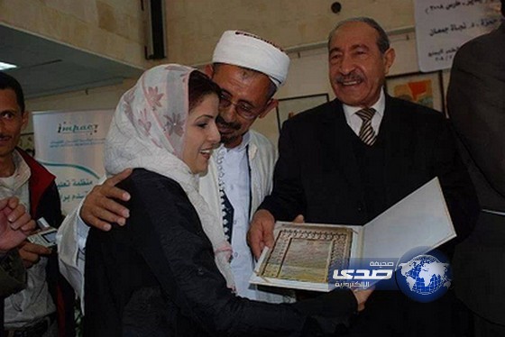 صورة قيادي ديني من الحوثيين “يطبط” على كتف اعلامية يمنية تثير جدلاً في اليمن