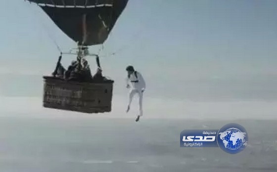 بالفيديو: مغامرون يتحدون الموت بالمشي على “الهواء”