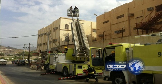 إخراج عاملين سقطا في فتحة صرف صحي بعفيف