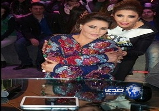 أحلام تفاجئ الفنانة اليمنية أروى بإهدائها عقدها الماسي على الهواء