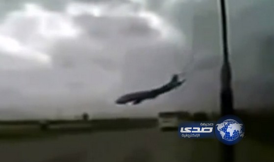 فيديو مروع للحظة سقوط الطائرة الجزائرية