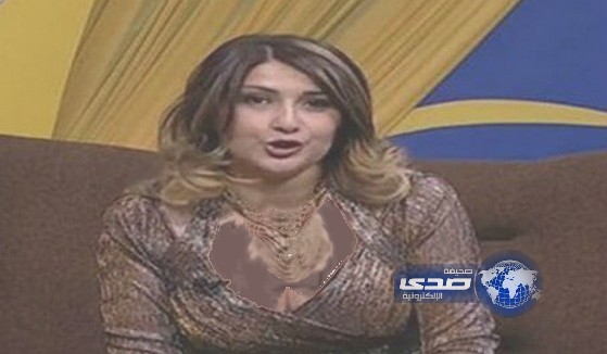 إقالة مذيعة بسبب فستان يكشف عن صدرها!