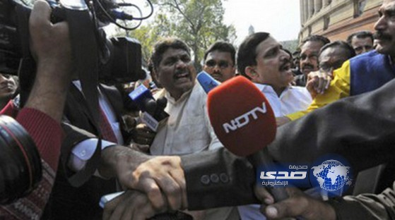 بالفيديو..عراك بالأيدي وغاز مسيل للدموع بالبرلمان الهندي