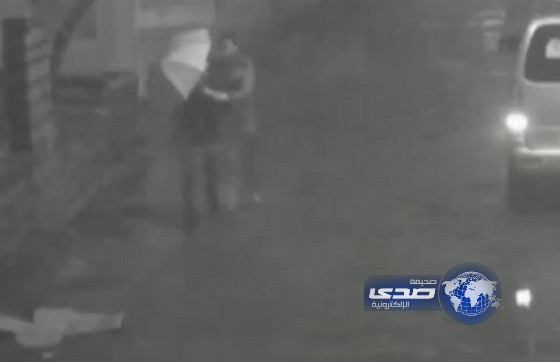 بالفيديو .. شاب صيني يوقع حبيبته بحفرة الصرف الصحي !