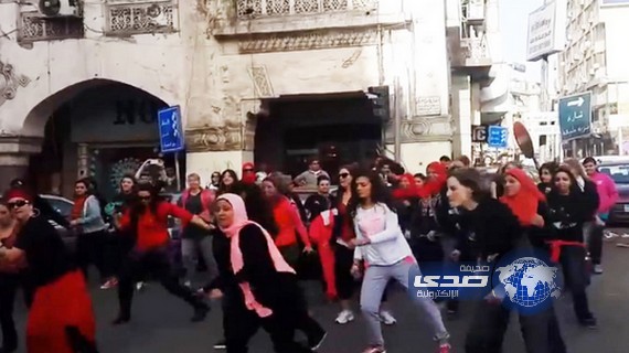 بالفيديو.. فتيات بمصر الجديدة يرقصن فى الشارع احتجاجا على العنف ضد المرأة!!