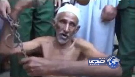 بالفيديو.. 4 أبناء يقيدون والدهم بالسلاسل ويسرقونه ويحاولون قتله