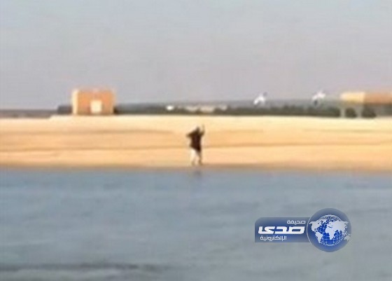 بالفيديو.. كويتي يصيد نورساً بطريقة غريبة اغضبت رواد مواقع التواصل