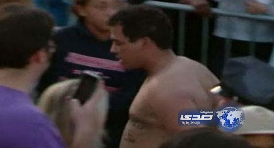 راكب سويدى يخلع ملابسه ويرفض النزول من الطائرة