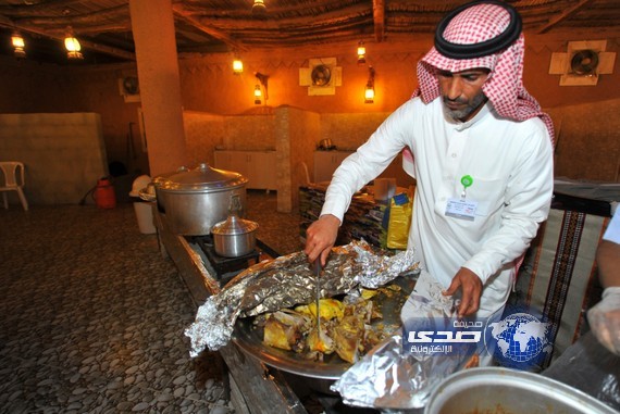 “زوار قرية الباحة التراثية”  يستمتعون بالأكلات الشعبية المشهورة بمنطقة الباحة
