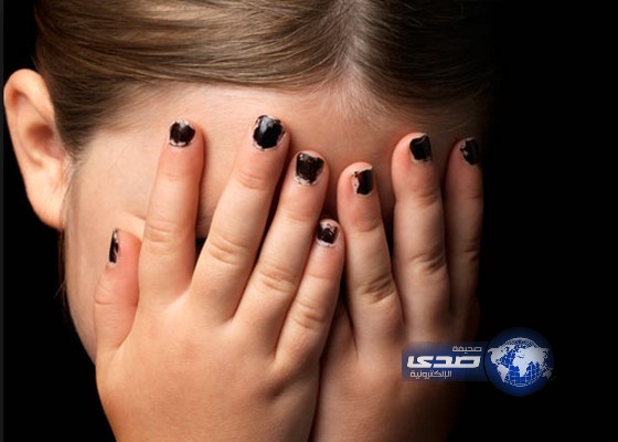 أم تترك رجالا يعتدون على طفلتها ذات 5 سنوات