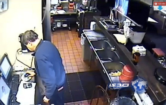 بالفيديو.. لقطة صادمة لمدير مطعم بيتزا