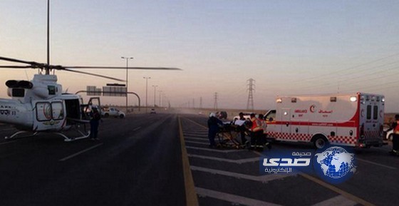 الإسعاف الجوي ينقل مواطنا بعد ارتطام سيارته بسياج حديدي
