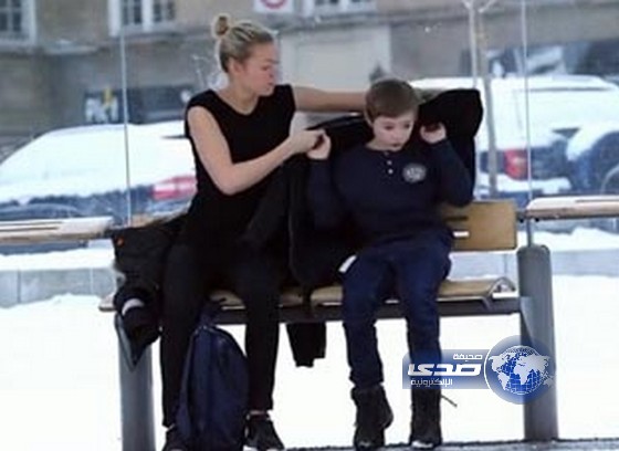 طفل يعرض حياته للموت دعما لأطفال سوريا