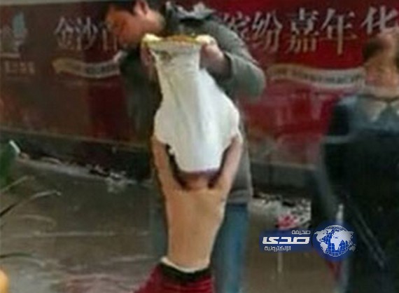 أب يجرد ابنته من ملابسها ويسحلها بالشارع