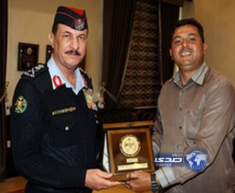 سائق أجرة أردني يعيد 107 آلاف ريال لمواطن سعودي فقدها بمحافظة الزرقاء