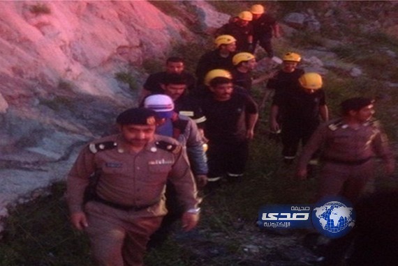 مدني الباحة ينقذ شخص علق بأحد جبال الباحة