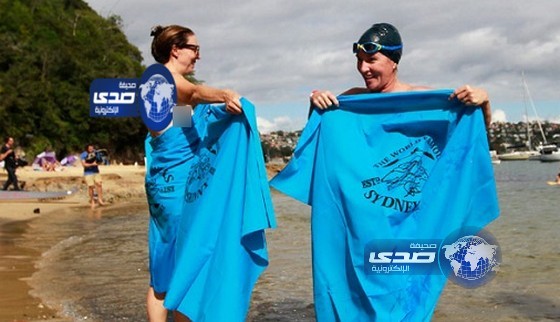 مئات العراة في تظاهرة سباحة لحماية “الطبيعة البرية”