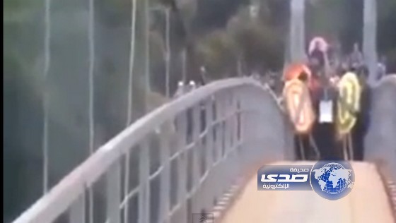 بالفيديو… لحظة انهيار جسر خلال تشييع جثمان مسؤول فيتنامي