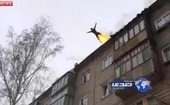 بالفيديو: شاب يضرم النيران في نفسه ويقفز من الطابق الخامس