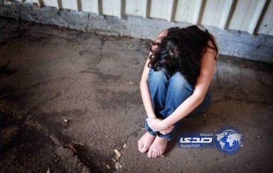القبض على مراهق اغتصب والدته أثناء نومها