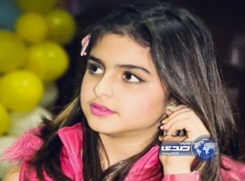 صور حلا الترك تثير الجدل مجدداً بأحمر شفاه صارخ