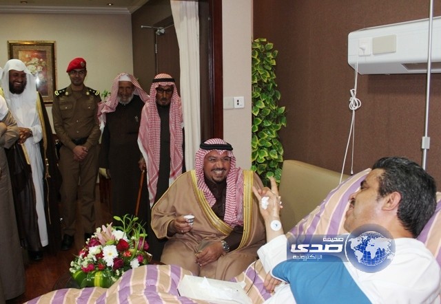نائب أمير القصيم يطمئن على صحة محافظ الرس في مستشفى الوفاء