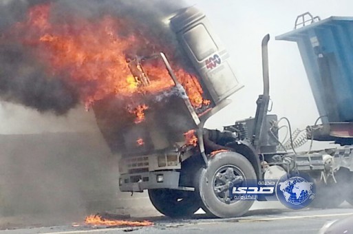 الدفاع المدني: بالطائف يسيطر على حريق بمقدمة شاحنة