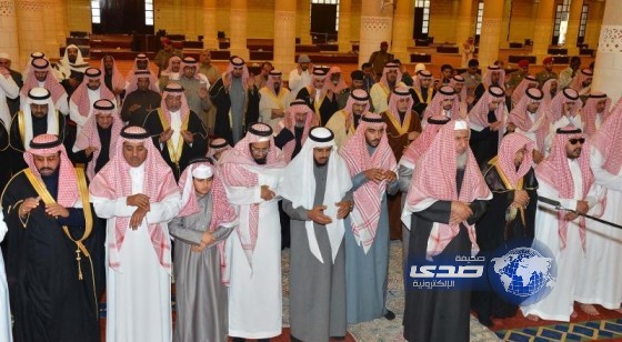 أمير الرياض يؤدي صلاة الميت على حصة بنت عبد المحسن آل مشاري