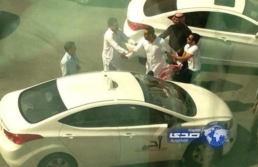 بالفيديو والصور.. سعوديَّان يعتديان بالضرب على سائق &#8220;ليموزين&#8221; بالرياض