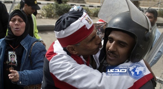 القاهرة: إصابة عدد غير محدّد في اشتبكات بين أنصار مرسي ومعارضيه