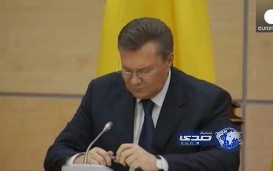 بالفيديو .. رئيس اوكرانيا الهارب يغضب ويكسر قلمه